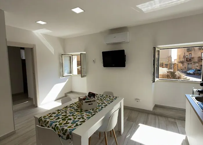 L'angolo Della Piazza * Caltagirone